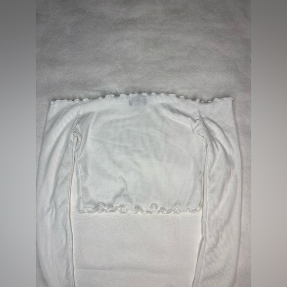 PrettyLittleThing White Off Shoulder Lettuce Long Sleeve Crop Top Ribbed Sleeves - Picture 4 of 4